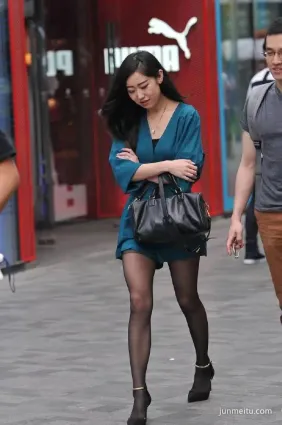 街拍黑絲襪緊緊包裹着美女的美腿