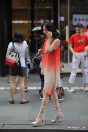 街拍背影完美的少婦，沒想到臉也那麼好看