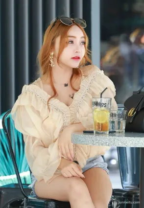 狼叔街拍的美女超短熱褲秀出大白腿