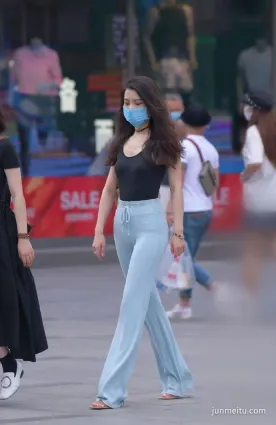 街拍穿長褲的漂亮熟女，時尚穿搭背影亮點多