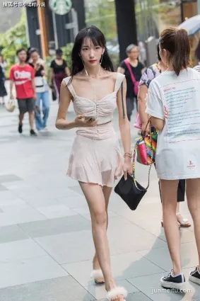 街拍性感深V大胸超短美女，水蛇腰氣勢十足，區别與大衆化的穿搭風尚