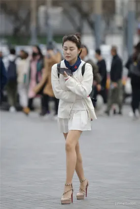 魔鏡街拍超短裙絲襪走路怕冷的小姐姐