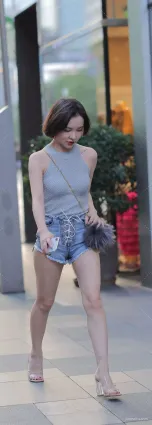 街拍牛仔熱褲美女 透着一種甜美的鄰家女孩模樣