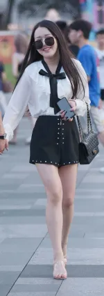 街拍穿着寬松熱褲的高跟美女體現出甜美氣息