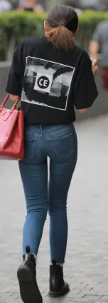 魔鏡街拍牛仔褲身材十分棒的美女