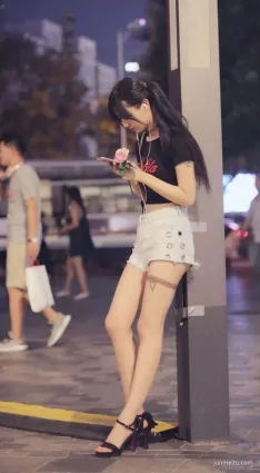 街拍雙馬尾梳中分的00後，腿上一圈紋身美翻了