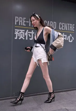 街拍小姐姐這深V很性感啊，一般人駕馭不了吧？