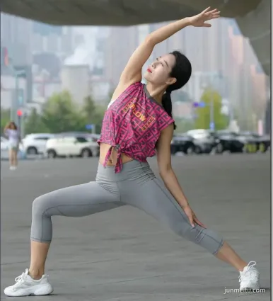 街拍美女穿緊身褲運動鞋 在街上照樣是一道風景線