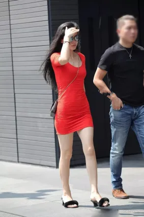 街拍老熟女紅色裙配墨鏡，展現優美身姿線條