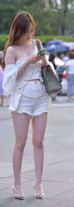 街拍美女抹胸配牛仔短褲，白蘿蔔腿太搶鏡了