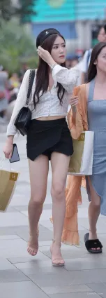 街拍短褲配大長腿，怎麼看都是特别美