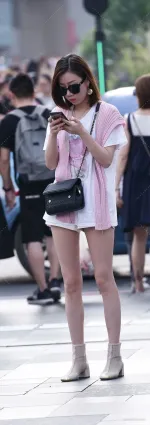 街拍大白腿高挑熱褲時尚氣質漂亮女郎