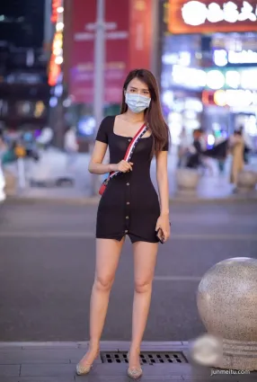 街拍夜幕下的女神，秀出性感的美腿