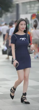 街拍皮膚白皙的緊身包臂裙美女