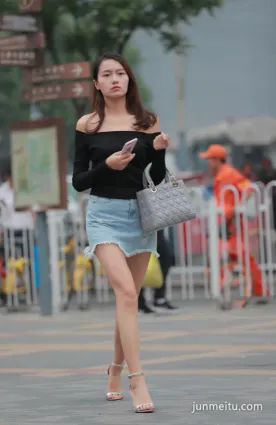 北京三裡屯街拍 清爽牛仔裙長腿小姐姐