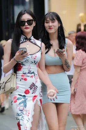 街拍美女現代與古典的碰撞，哪位能檫出你内心的火花