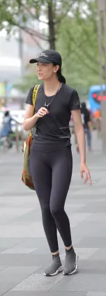 街拍緊身褲美女，緊身褲顯凹凸好身材清晰可見