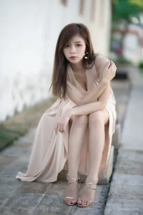 時尚街拍簡單的無袖連衣裙，讓小姐姐穿出仙女範