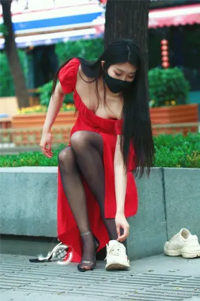 街拍美嫩白腿少婦公園試鞋 彎腰離罩清新脫俗