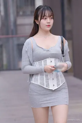 街拍美女女生胖一點也挺好，肉嘟嘟的感覺
