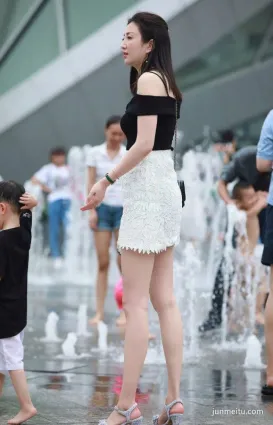 廣場街拍性感熟女，我隻鐘情于你