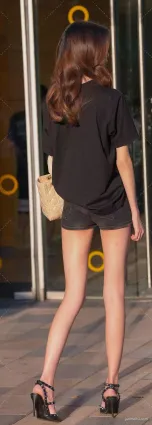熱褲美女街拍 這大白腿看起來就是爽