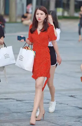 街拍美女法式茶歇裙，如此的清純！