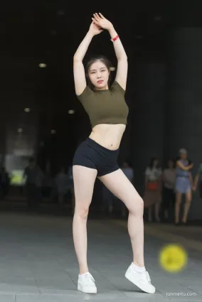 熱褲街拍小姐姐健美的身材，擺出撩人的姿勢