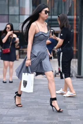 街拍豐腴性感的小姐姐，大長腿十分亮眼