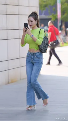 街拍牛仔褲大長腿美女，我給滿分！