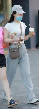 街拍奶茶妹妹灰褲白T恤穿搭很撩人