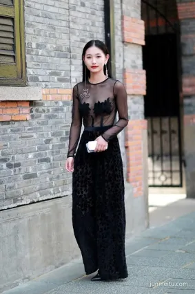 街拍穿着大方的小姐姐，身姿豐腴妩媚多姿！