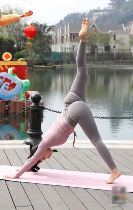 街拍瑜伽的小姐姐柔韌性完美，各種姿勢哪個能撩你？