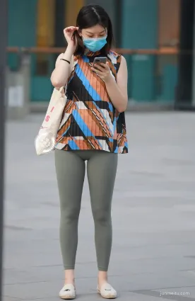 緊身褲街拍百折葉的上衣有特色，美女身材也是吸引人的