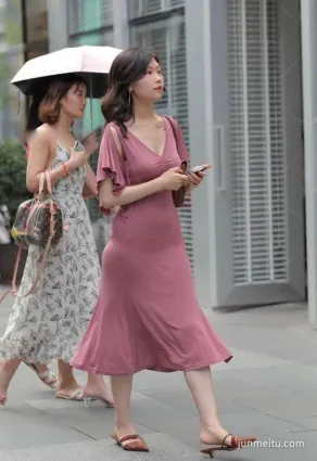 街拍美女穿搭粉色裹身裙格外有魅力，上衣設計搭配短發氣質和魅力雙赢