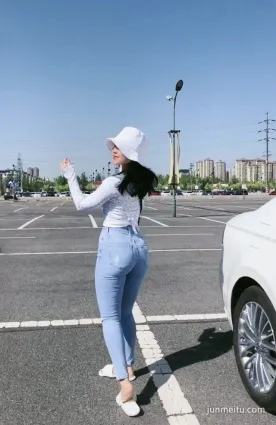 街拍美女這樣的牛仔褲 臀部真的好性感