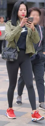 辣媽豐腴身姿凹凸有緻，瑜伽褲穿讓人賞心悅目