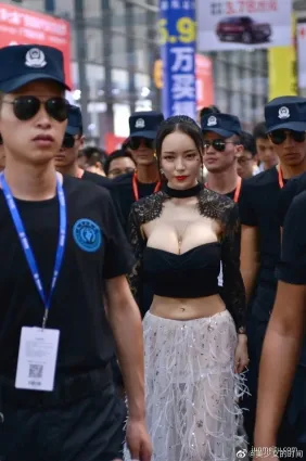街拍這是哪位網紅小姐姐？保镖都這麼帥