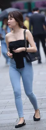 緊身牛仔搭抹胸衣時尚迷人 走到哪都是一抹風情