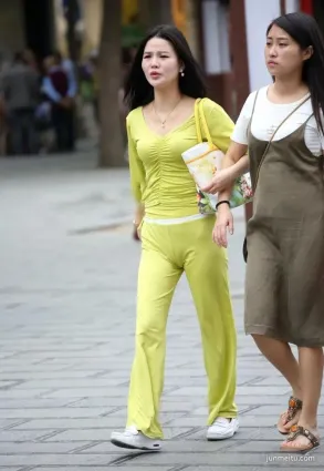 街拍少婦從内而外，耀眼的美