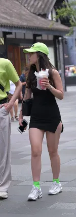 街拍幫黑色魅惑 微胖的身材很有魅力