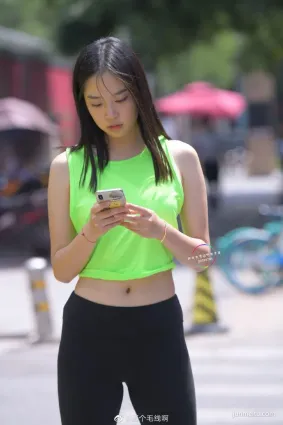街拍喜歡健身的女孩，這身材誰能不喜歡