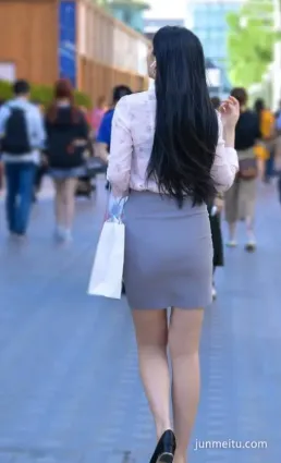 透色上衣，搭配包臀裙，秀出挺拔“傲慢”氣質滿滿！