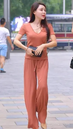 街拍成熟女人穿闊腿褲氣質優雅，美女一回眸，我心砰砰跳！