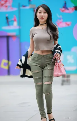 街拍女神逛街，人長得漂亮，想合影的自然多