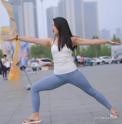街拍瑜伽美女突然一套組合拳，幅度很到位