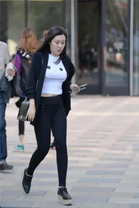 街拍大胸少婦很成熟，身材還更彪悍