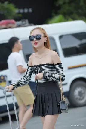 香港街拍美女丨白嫩的皮膚讓人一看就想x的圖片
