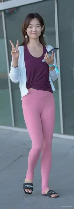 街拍穿健美褲少婦，簡直就是白富美啊！