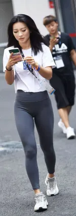 街拍性感成熟的緊身打底褲美女